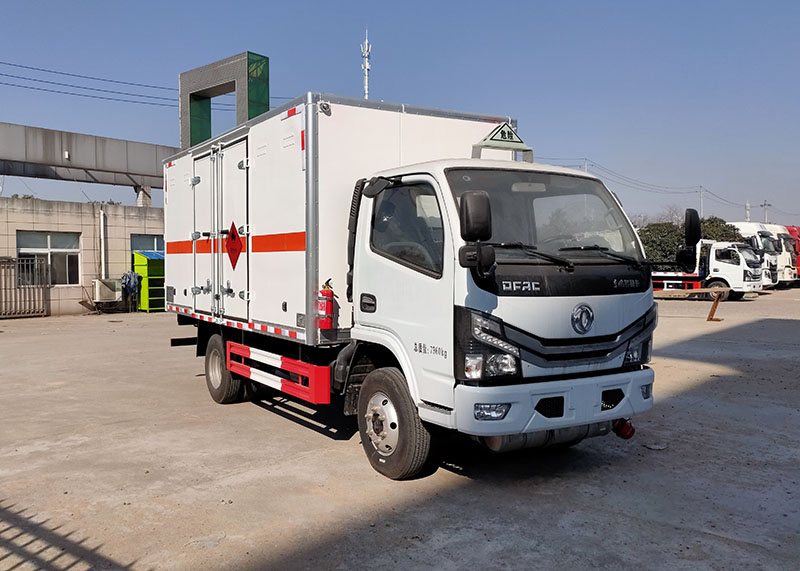 舜德牌SDS5075XRYEQ6型易燃液體廂式運(yùn)輸車