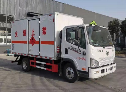 程力威牌CLW5041XRYC6型易燃液體廂式運輸車
